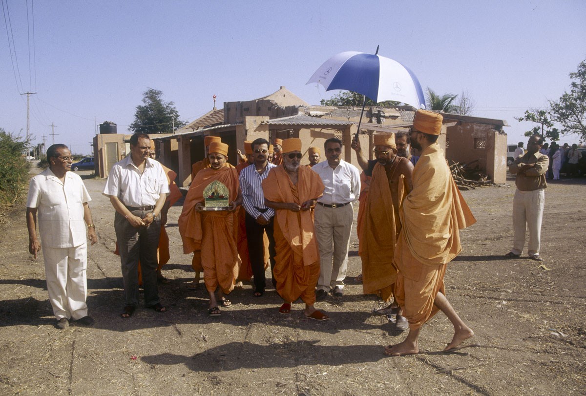 Swamishri visits the village
