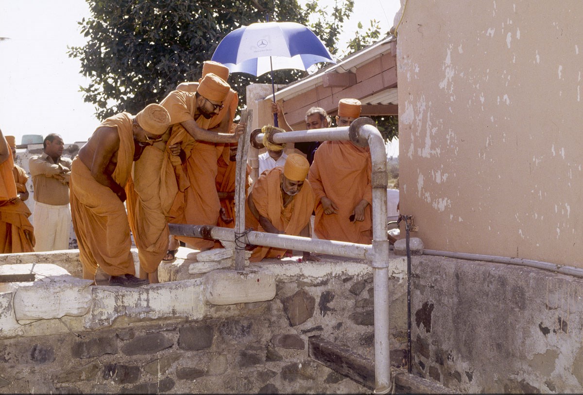 Swamishri observes a well