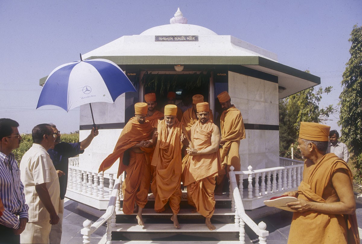 Swamishri visits Satyanam Samadhi Mandir