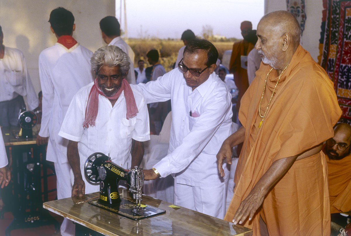 Swamishri gives a sewing machine to a well-wisher