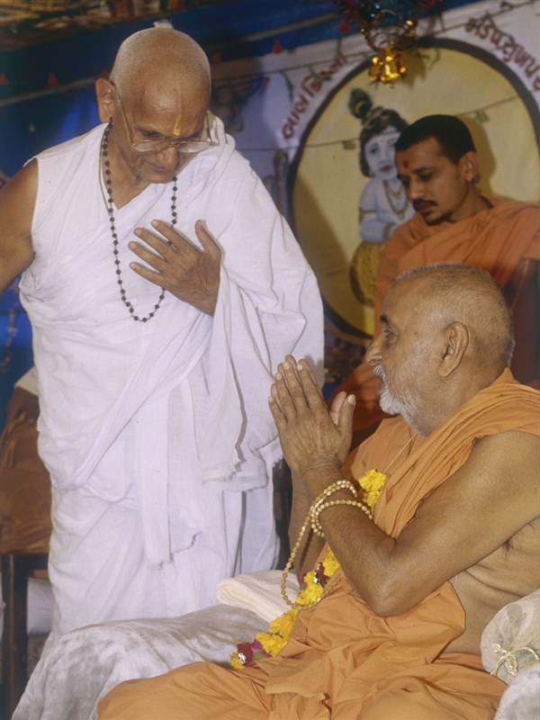 Swamishri greets a speaker of Shrimad Bhagwat