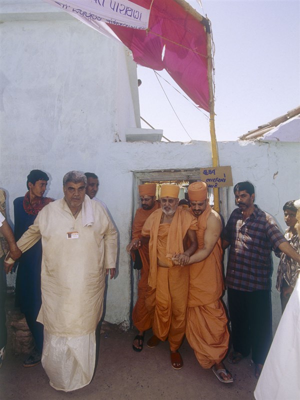 Swamishri visits the village Khavda