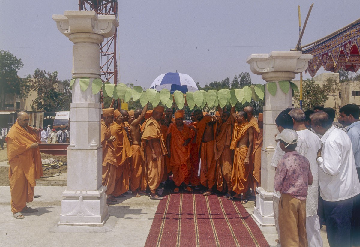 Swamishri visits the newly constructed mandir site
