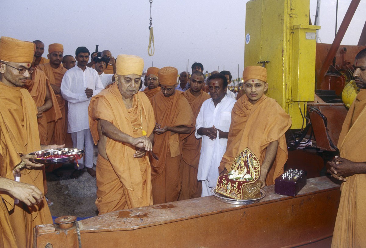 Swamishri performs pujan rituals of the machine
