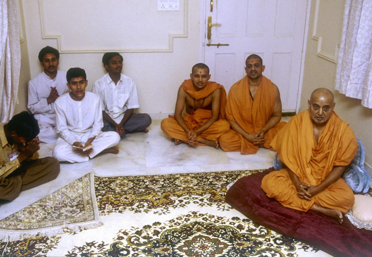 Swamishri, sadhus and devotees engrossed in darshan