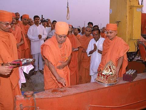 Swamishri performs pujan rituals of the machine