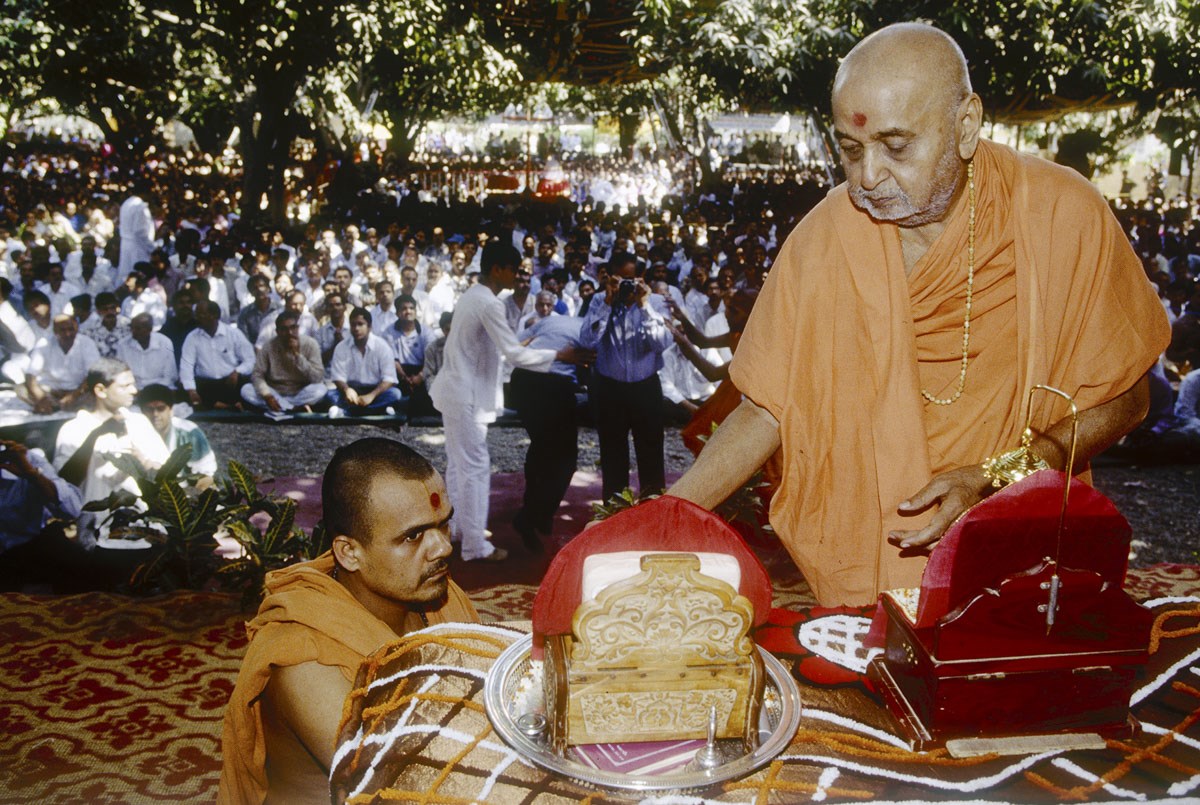 Swamishri performs pujan of Shri Harikrishna Maharaj