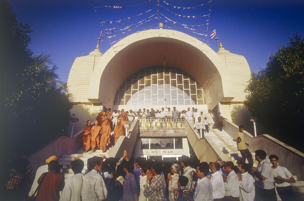 Swamishri descends the mandir steps before he departs from BAPS Shri Swaminarayan Mandir, Navsari
