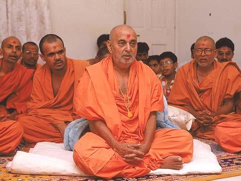Swamishri sings a thal