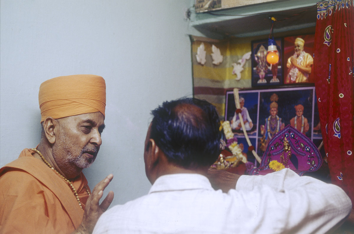 Swamishri in conversation with a devotee