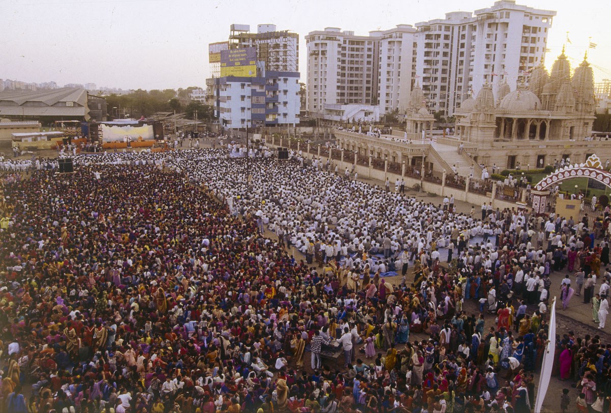 Devotees during the evening assembly