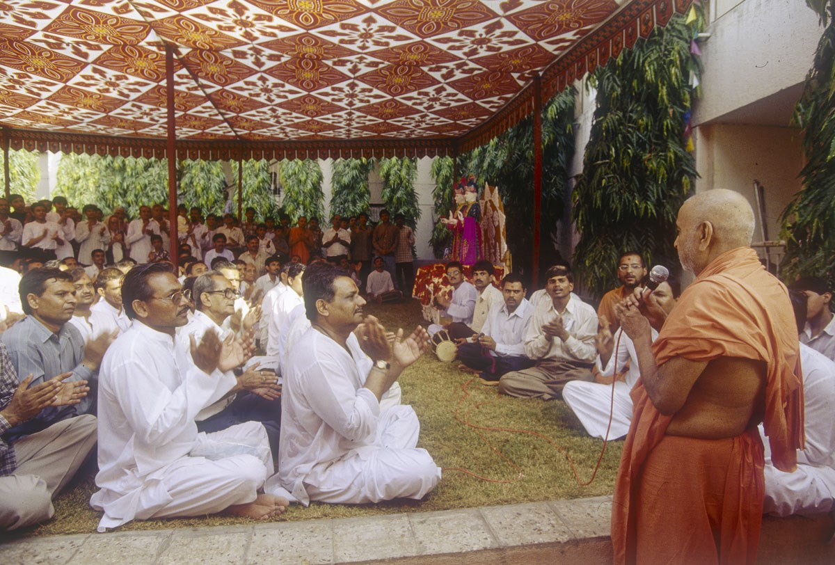 Swamishri sings the Swaminarayan dhun