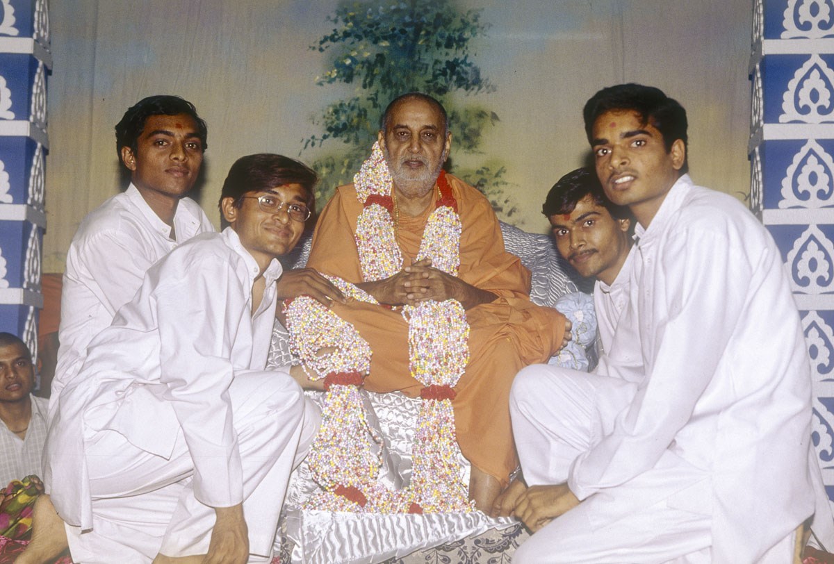 Karyakars honor Swamishri with a garland