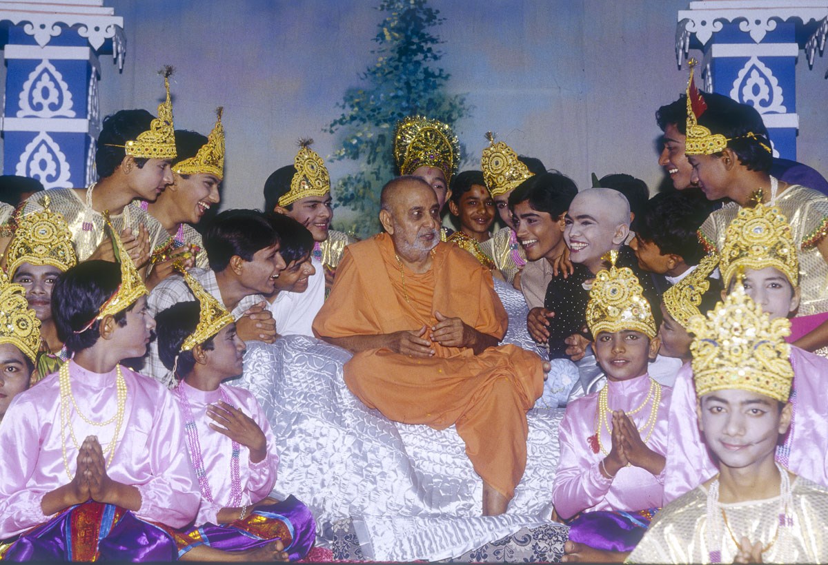 Swamishri in conversation with children