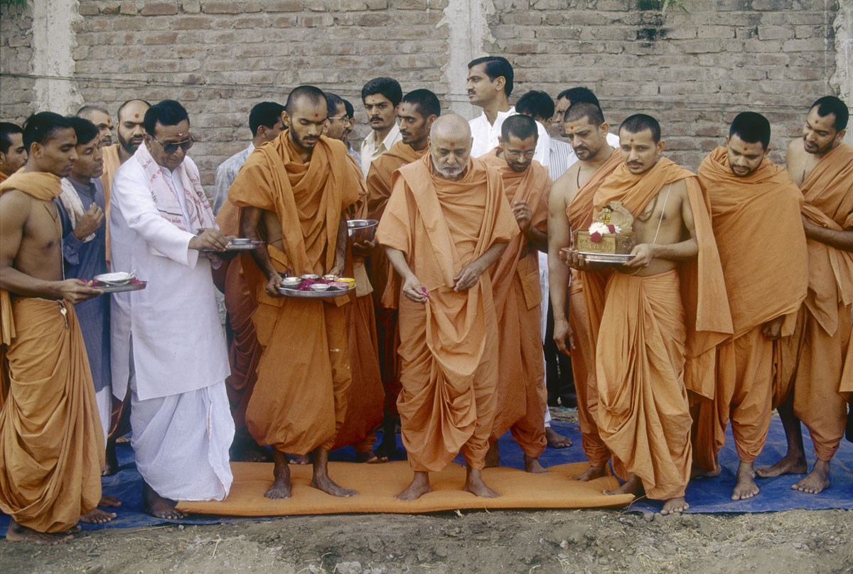 Swamishri performs the groundbreaking ceremony of the new hostel campus for students, Surat