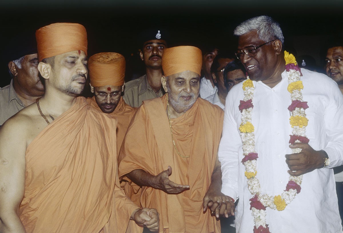 A dignitary welcomes Swamishri