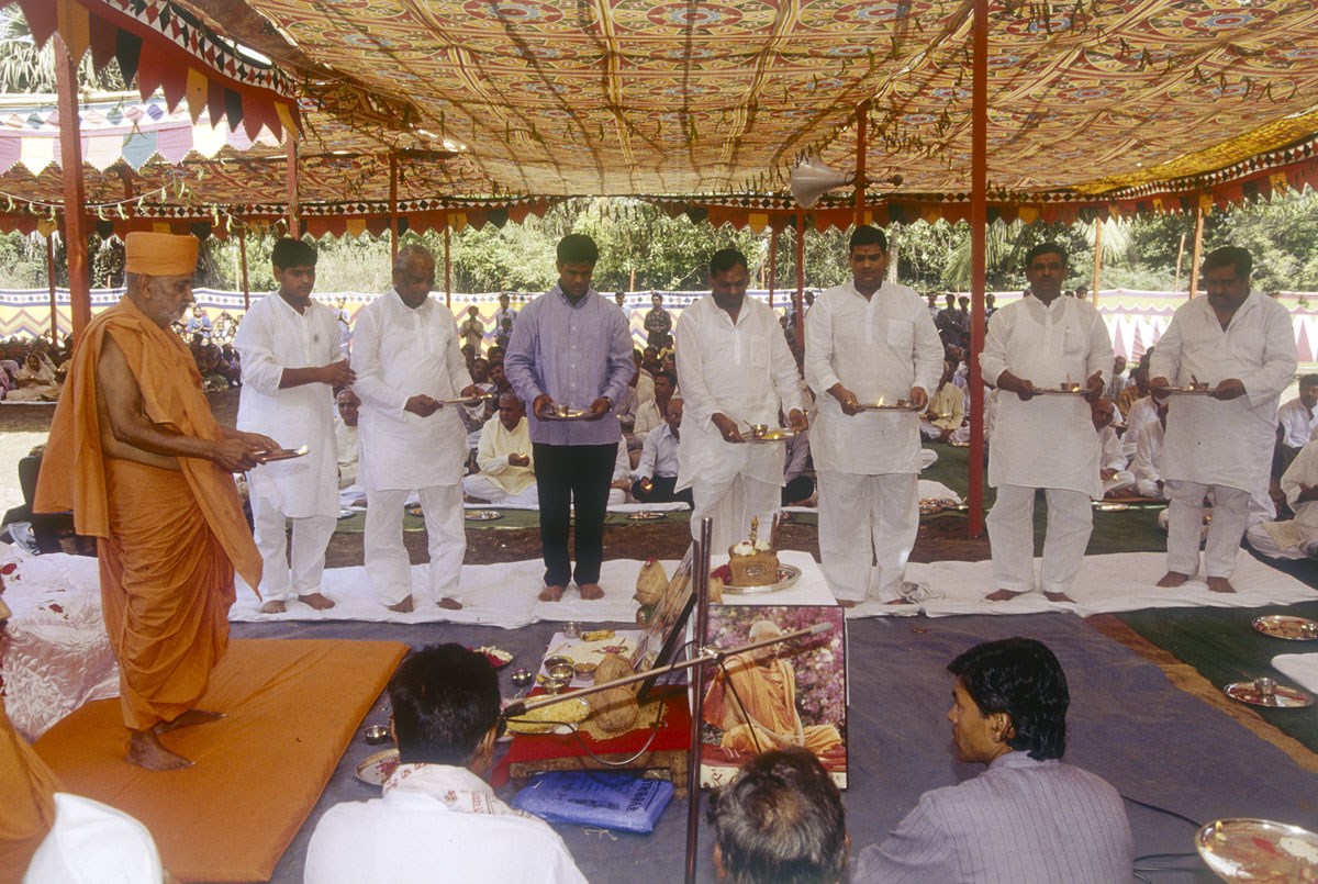 Swamishri and devotees perform the arti
