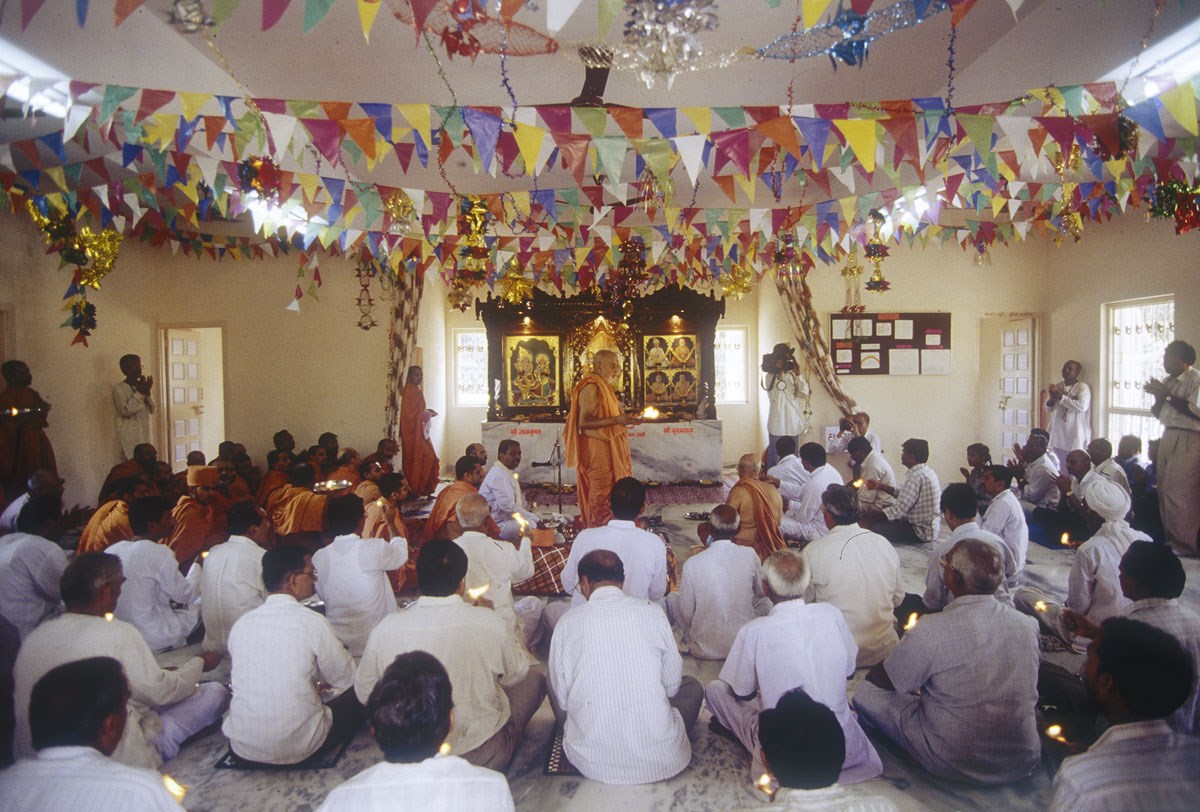 Swamishri, sadhus and devotees perform the arti