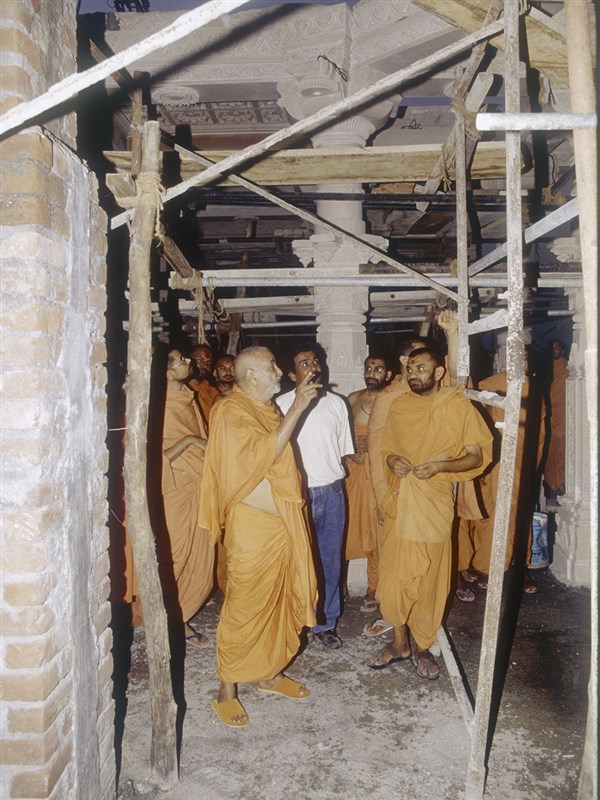 Swamishri observes the construction in progress of the new BAPS Swaminarayan Mandir, Sankari