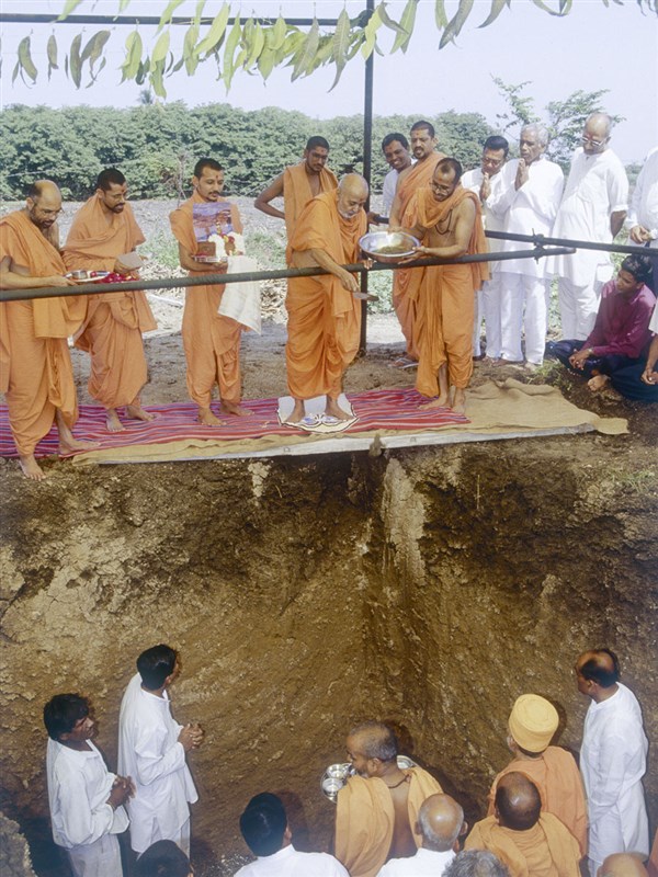 Swamishri performs the groundbreaking ceremony for the new prasad gruh (Bhojanshala) in the mandir campus