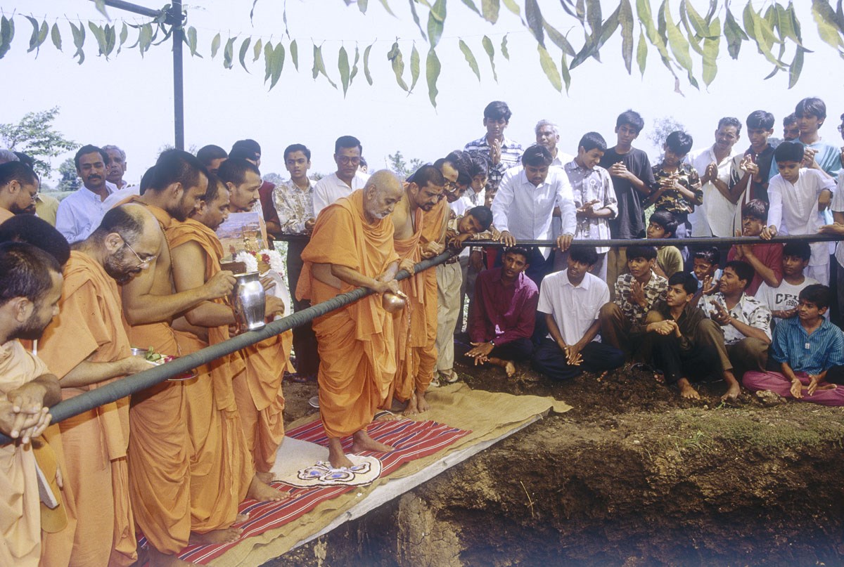 Swamishri performs the groundbreaking ceremony
