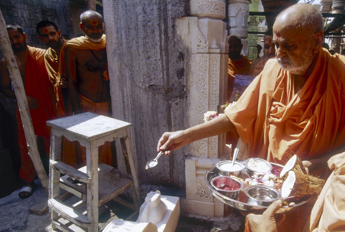 Swamishri sanctifies stones