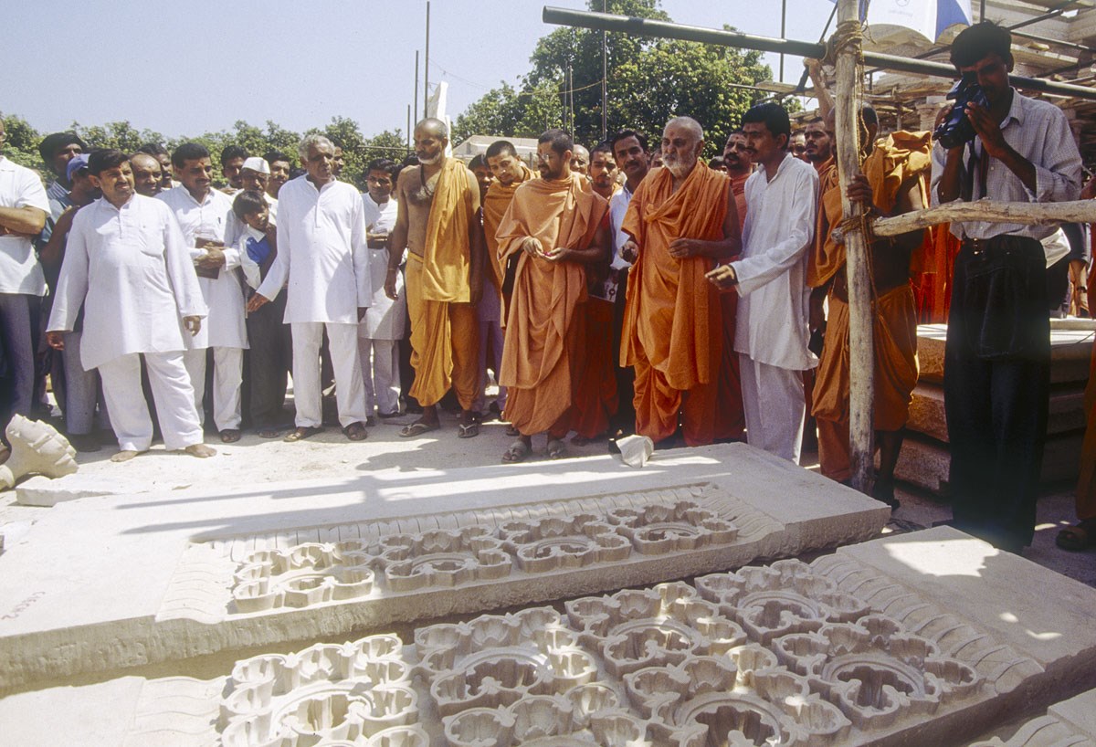 Swamishri visits the mandir construction site