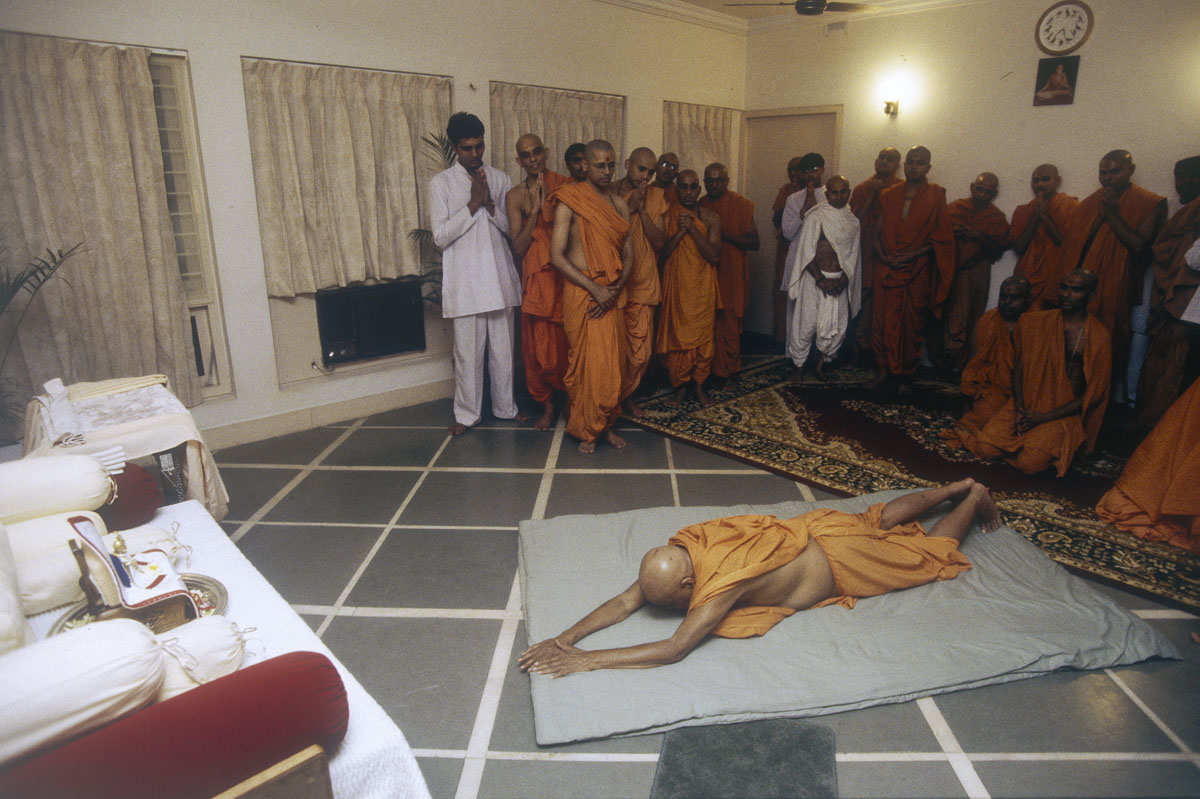 Swamishri performs dandavats