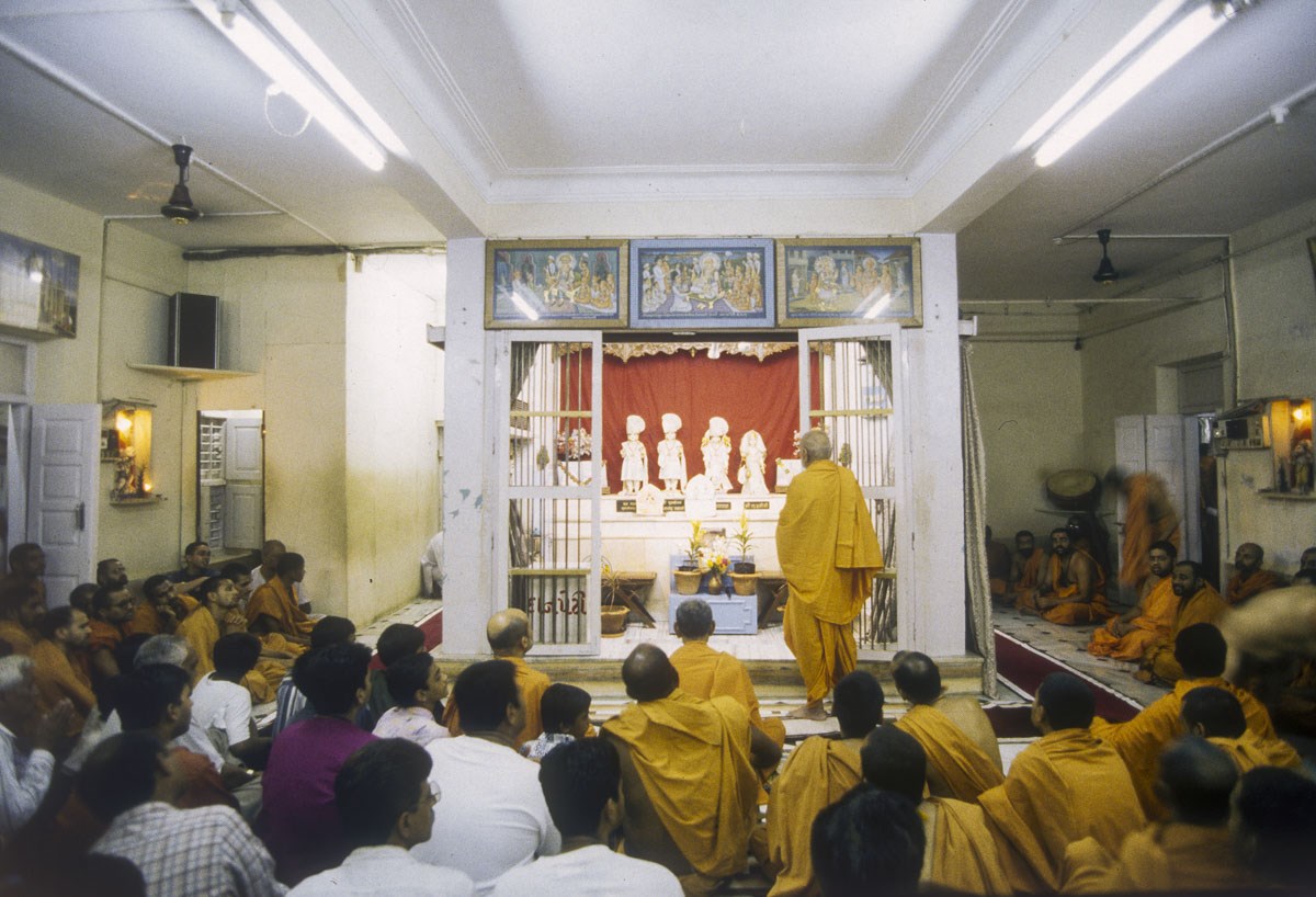Swamishri engrossed in darshan of the Thakorji