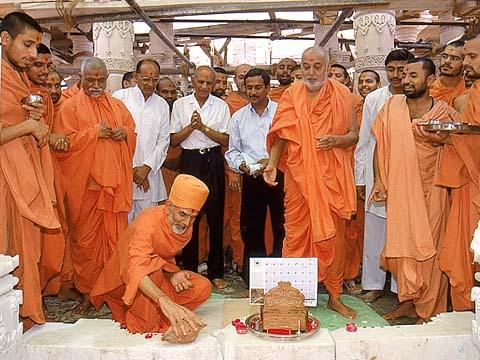 Pujya Keshavjivan Swami splits the coconut