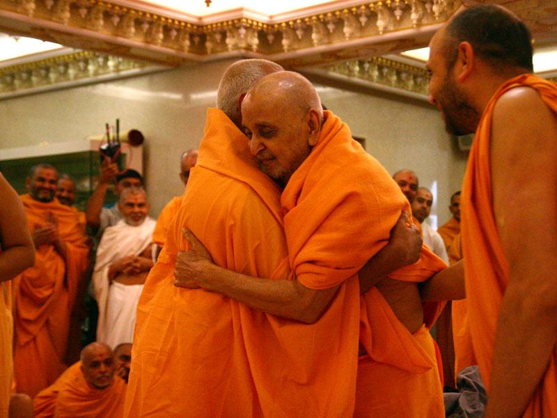  Swamishri welcomes Pujya Doctor Swami on his arrival from a satsang tour