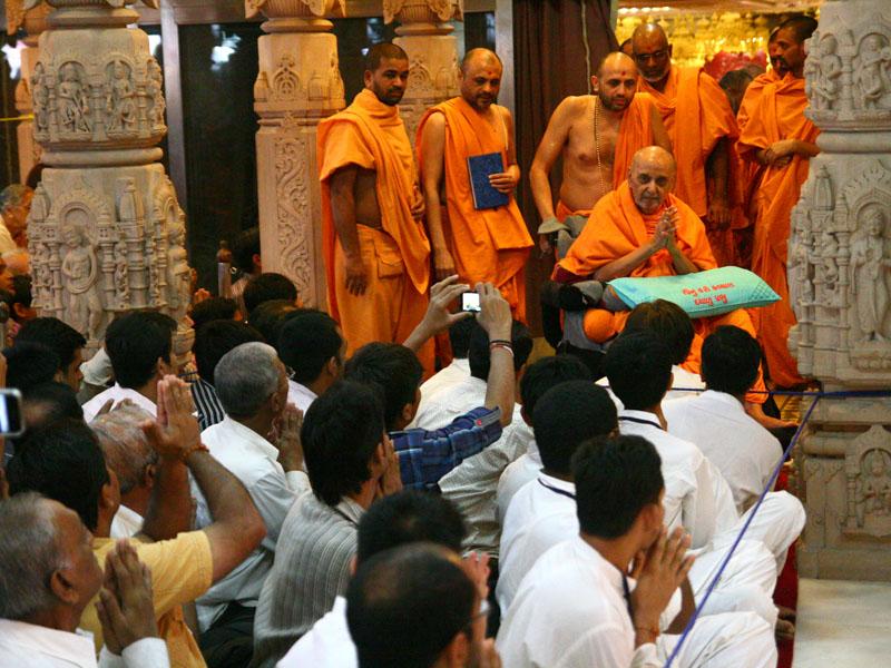  Swamishri bids Jai Swaminarayan to devotees   