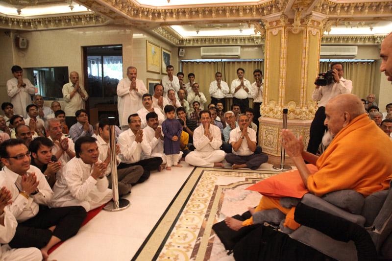 Swamishri bids Jai Swaminarayan to devotees