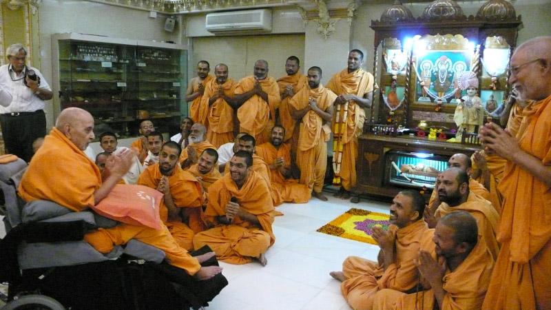 Swamishri bids Jai Swaminarayan to sadhus