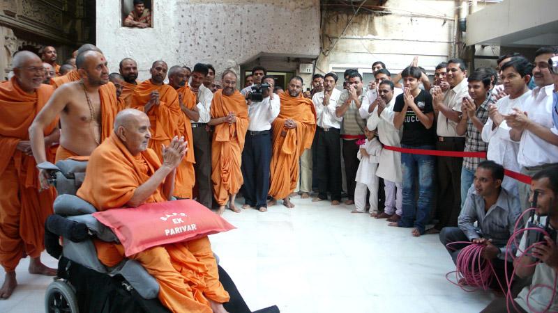 Swamishri bids Jai Swaminarayan to devotees