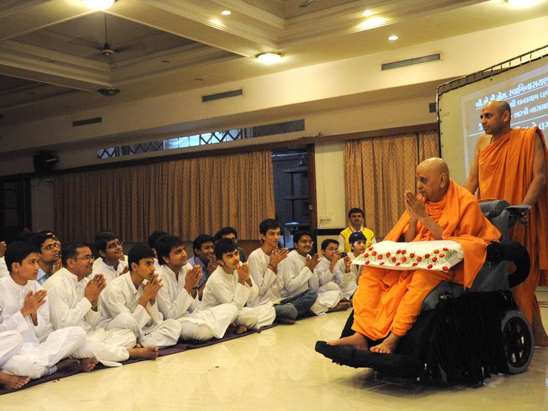 Swamishri bids Jai Swaminarayan to devotees 