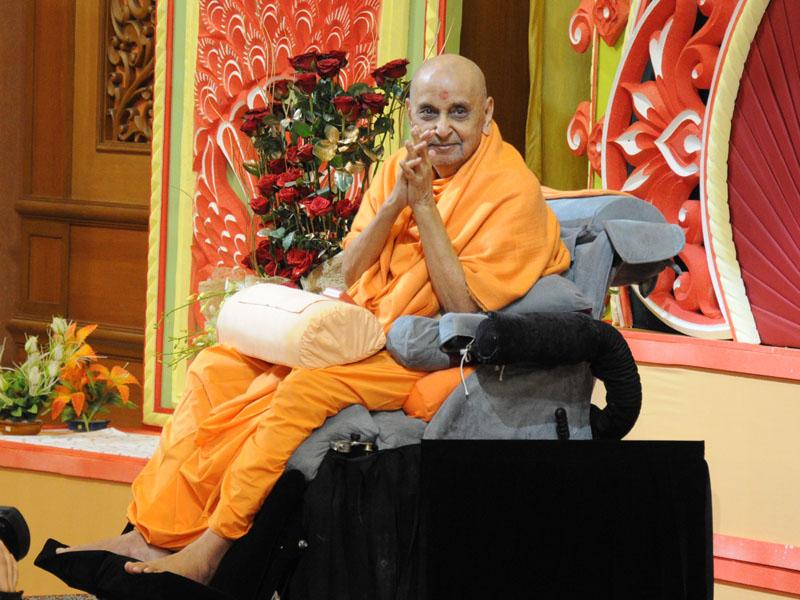 Swamishri bids Jai Swaminarayan to all after his morning puja 
