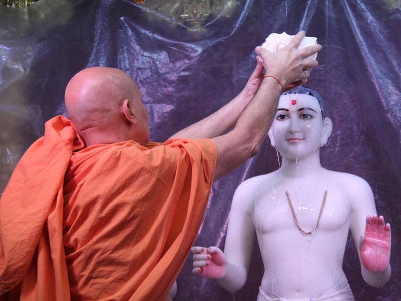 On Patotsav day Pujya Viveksagar Swami performs abhishek rituals of Thakorji