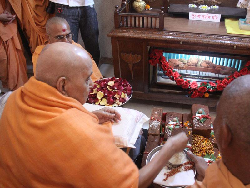 Swamishri performs pujan of bricks for new assembly hall and school building at Silvassa