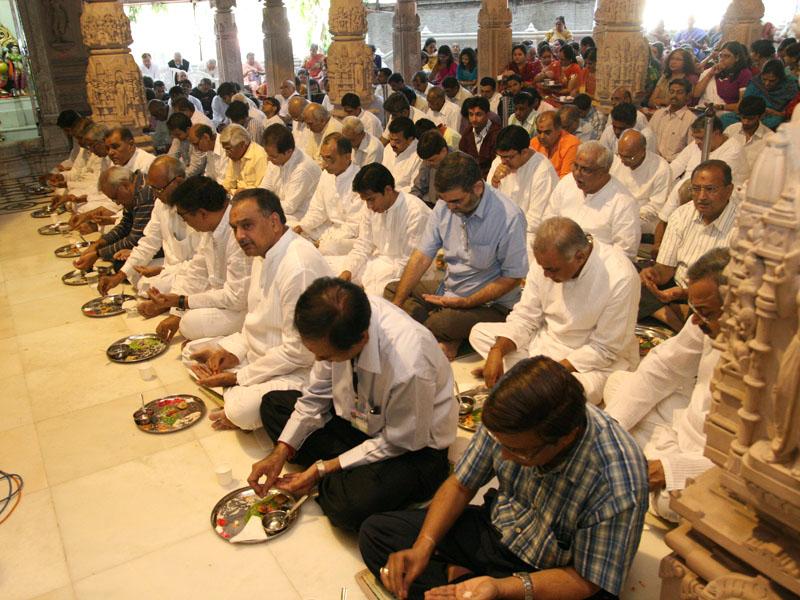Pujya Viveksagar Swami and devotees engaged in patotsav mahapuja
