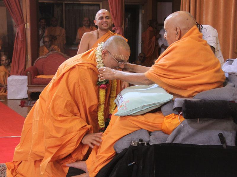Swamishri honors Pujya Bhadresh Swami on being awarded the D.Litt. degree