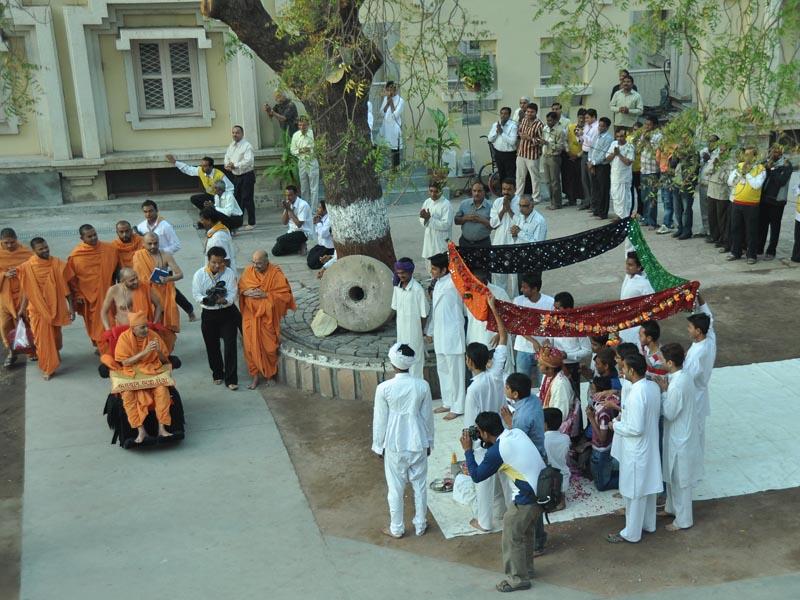  A skit presentation by youths in front of Swamishri