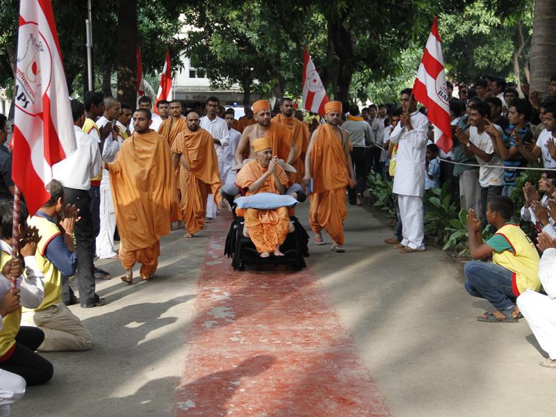 Swamishri departs from Navsari 