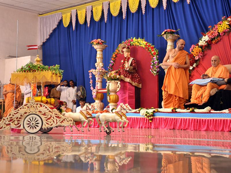 Swamishri drives Shri Harikrishna Maharaj's chariot