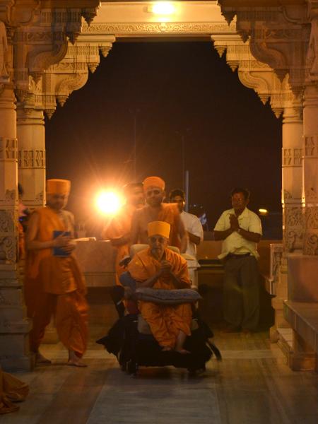 Swamishri arrives at Bharuch Mandir 