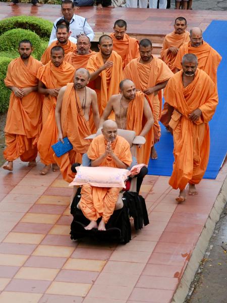 Swamishri on the way for Thakorji's darshan