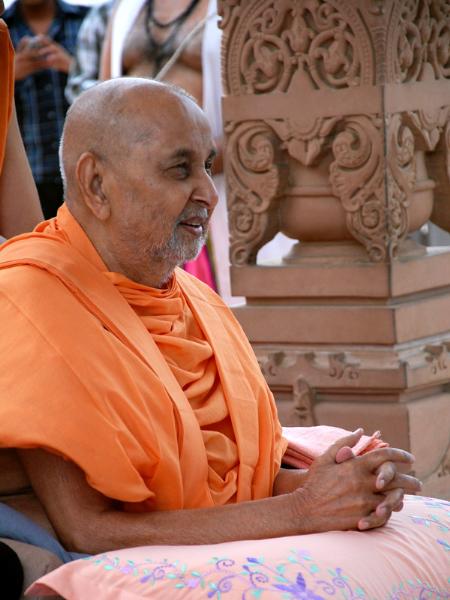  Swamishri engaged in Thakorji's darshan