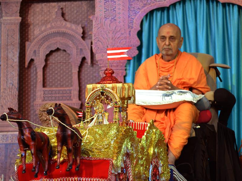  Shri Harikrishna Maharaj in chariot