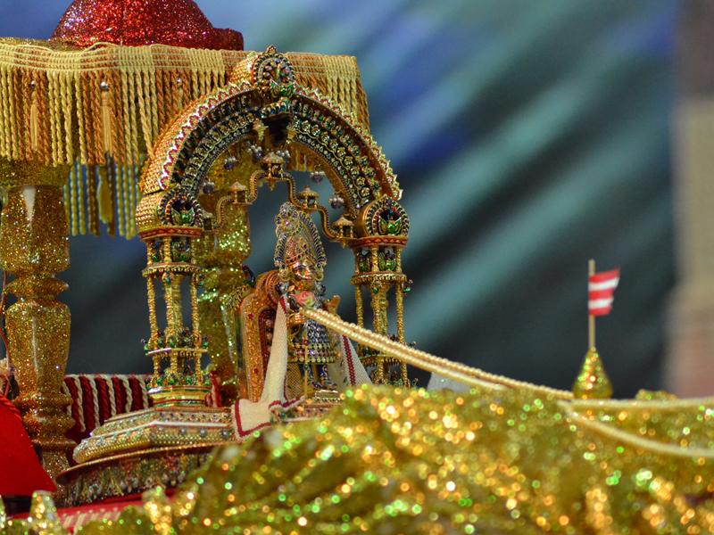  Shri Harikrishna Maharaj in chariot