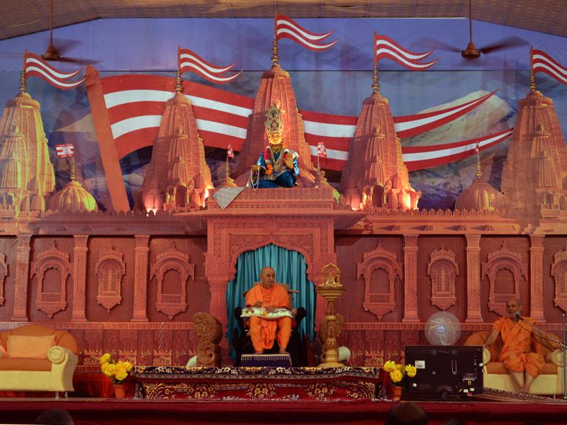 Swamishri during Rathyatra assembly  